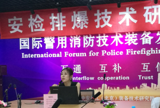 【快訊】河南國度時(shí)代警用裝備有限公司銷(xiāo)售總監孫青攜特色技術(shù)裝備亮相