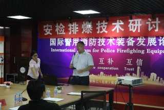 【快訊】北京凌天世紀劉晨光講解雙模式非線(xiàn)性節點(diǎn)探測儀，炸藥毒品探測儀
